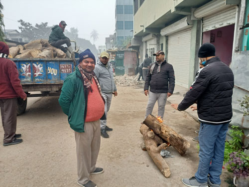 चिसो बढेपछी विभिन्न चौकमा आगो ताप्ने क्रम बढ्यो